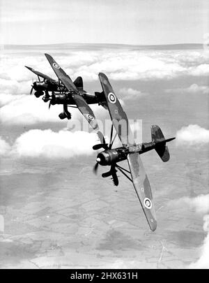 Attaque aérienne par des avions de liaison britanniques. Image de l'action 'pese off', un mouvement pour briser la formation et plonger à l'attaque. Ces monopléaires de coopération militaire de Westland Lysander montrent comment un par un ils se brisent de la formation d'échelon et puis plongent les terres jusqu'à des cibles de terre de bombe ou de mitrailleuse. Les dernières versions du Lysander - un avion de guerre haute performance remarquable pour sa large gamme de vitesses - sont alimentées par les moteurs à soupape à manchon Bristol Perseus développant un maximum de 905 h.p. (918 curriculum vitae). Notez la b Banque D'Images