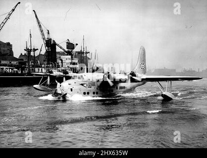 Bateau volant amarré sur la Tamise. La Tamise de Londres a transporté un autre bateau hier, ce Solent court de 35 tonnes, le plus grand des bateaux de vol commerciaux de Grande-Bretagne. Le Solent, premier bateau volant à atterrir dans la région de Londres depuis vingt et un ans, a touché à Limehouse Reach et a navigé sur la rivière à travers le Tower Bridge. Le pont a été levé pour s'assurer que le haut du Solent ne l'a pas étriété. Elle a finalement été amarrée près de Tower Bridge. 6 mai 1949. (Photo par Daily Mirror). Banque D'Images