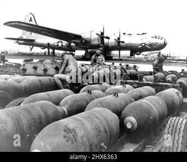 Saipan Superforts préparé pour le terrain d'attaque de Tokyo, les hommes d'équipage préparent des bombes pour le chargement dans une Superforteresse de 3-29, la « Duntless Dotty » à la nouvelle base aérienne américaine sur l'île Saipan dans les Mariannes. L'avion a mené la première attaque de la Superforteresse sur Tokyo le 23 novembre 1944, donnant à la capitale japonaise son premier goût d'explosifs américains en plus de deux ans et demi. Les bombardiers ont mis en place des centres industriels clés, dont l’usine d’avions Musashino, longtemps une cible chérie, et n’ont rencontré que peu de choses Banque D'Images