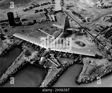 Le plus grand des États-Unis : le bateau de vol Howard Hughes, le plus gros avion jamais construit, qui devrait être lancé sous peu. 25 novembre 1946. Banque D'Images