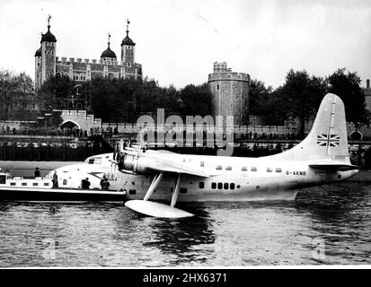 Bateau volant amarré sur la Tamise. Amarré à Tower Pier avec la Tour de Londres en arrière-plan. La Tamise de Londres a transporté un autre bateau hier, ce Solent court de 35 tonnes, le plus grand des bateaux de vol commerciaux de Grande-Bretagne. Le Solent, premier bateau volant à atterrir dans la région de Londres depuis vingt et un ans, a touché à Limehouse Reach et a navigé sur la rivière à travers le Tower Bridge. Le pont a été levé pour s'assurer que le haut du Solent ne l'a pas étriété. Elle a finalement été amarrée près de Tower Bridge. Ma Banque D'Images