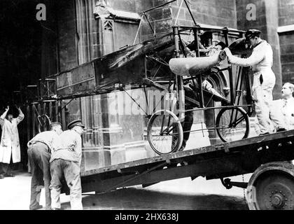 Anniversaire de vol Cross Channel. Il y a vingt-cinq ans, Bleriot a survolé la Manche et cet événement remarquable dans l'aviation doit être célébré samedi prochain sur l'aérodrome de Buc près de Paris, en France. Au cours de la cérémonie qui sera présidée par le gouvernement français et d'importants responsables du ministère britannique de l'Air, 170 avions français survoleront l'aérodrome. Un escadron de la Royal Air Force prendra également part à cet examen. L'ancien monoplan de Bleriot a été sorti et pl avec soin Banque D'Images