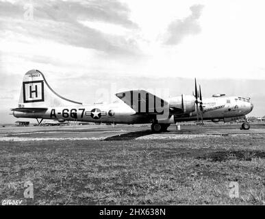 Snugglebunny revient à la maison. Une base aérienne au Japon -- Snugglebunny, le célèbre B-29 Superfort de l'aile japonaise de bombardement 98th, rentre chez lui. Après soixante-cinq missions au cours de la Seconde Guerre mondiale, les grandes forces aériennes B-29 d’extrême-Orient ont effectué soixante-quinze autres missions de combat au-dessus de la Corée du Nord tenue par les communistes, et sont maintenant de retour aux États-Unis pour révision de dépôt. Son dernier commandant d'avion, le capitaine Richard Oster de Bakersfield, en Californie, déclare : « l'ancien gel a 140 missions, un combattant MIG à son crédit et un Banque D'Images