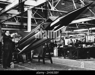 Premières photos d'une autre fusée britannique - M. H.M. Woodhams, directeur général d'Armstrong Whitworth, est vu en soulignant les caractéristiques de la fusée. La première photo à être publiée de 'un premier véhicule d'essai de missile guidé Armstrong Whitworth'. Les fusées d'appoint auxiliaires, qui aident le véhicule principal à accélérer jusqu'à la vitesse de croisière supersonique complète, sont clairement visibles dans une bande autour du véhicule principal. Il sera vu pour la première fois au salon de l'air de Farnborough la semaine prochaine. 3 septembre 1953 Banque D'Images