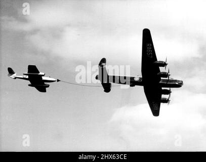 Jets sur Lincoln Bomber. La taille relative d'un bombardier Lincoln et d'un chasseur à réaction est illustrée dans cette photo montrant un chasseur à réaction Meteor (à gauche) réalimenté en plein air par un bombardier géant Lincoln pendant le Farnborough Air ***** , Septembre 1950. Des avions de combat non identifiés ont abattu aujourd'hui le 12th mars un bombardier britannique Lincoln à quatre moteurs sur la frontière est-ouest de l'Allemagne. Au moins quatre aviateurs britanniques auraient été tués lorsque le bombardier s'est écrasé en flammes près de la rivière Else. M Banque D'Images