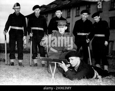 Les soldats britanniques instruisez les Allemands aux États-Unis d'armes. Le Sergent W. Ingram, de Coalville, Leicester, instruit ici un membre de l'organisation de service allemande lorsqu'il a appris tout ce que les Britanniques peuvent lui enseigner, le volontaire allemand l'achira à d'autres Allemands. Les unités de l'armée britannique donnent actuellement six semaines de formation intensive à Osnabruck, en Allemagne, à 150 volontaires qui deviendront des instructeurs dans la forte « Organisation allemande de service » de 35 000 cette organisation a été formée en dernier lieu par Octo Banque D'Images