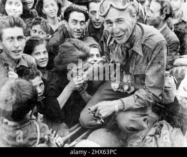 Gratitude : une italienne embrasse la main d'un soldat de la cinquième armée américaine après que tro0ops se soit déplacé à Naples, dans leur invasion poussée vers le nord. 27 octobre 1943. (Photo par photo de presse associée). Banque D'Images