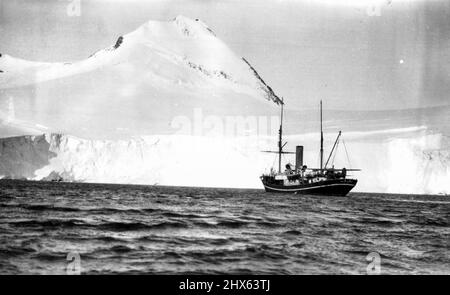 Le capitaine Sir Hubert Wilkins brassant le record de la deuxième expédition en Antarctique de Hearst-Wilkins. Ces photos exclusives prises par le capitaine Sir Hubert Wilkins à partir d'un dossier photographique inspirant de la deuxième expédition en Antarctique de Hearst-Wilkins, révélant davantage des secrets glacés de ce vaste continent polaire mystérieux et presque inaccessible. La base de l'expédition a été établie à l'île de tromperie, une vieille observation de la chasse à la baleine et la prise de photos. Les autres membres de l'expédition Banque D'Images