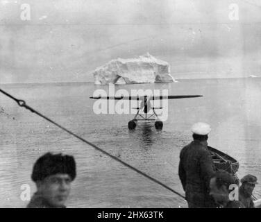 Le capitaine Sir Hubert Wilkins brassant le record de la deuxième expédition en Antarctique de Hearst-Wilkins. Ces photos exclusives prises par le capitaine Sir Hubert Wilkins à partir d'un dossier photographique inspirant de la deuxième expédition en Antarctique de Hearst-Wilkins, révélant davantage des secrets glacés de ce vaste continent polaire mystérieux et presque inaccessible. La base de l'expédition a été établie à l'île de tromperie, une vieille observation de la chasse à la baleine et la prise de photos. Les autres membres de l'expédition Banque D'Images