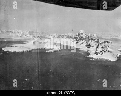 Le capitaine Sir Hubert Wilkins brassant le record de la deuxième expédition en Antarctique de Hearst-Wilkins. Ces photos exclusives prises par le capitaine Sir Hubert Wilkins à partir d'un dossier photographique inspirant de la deuxième expédition en Antarctique de Hearst-Wilkins, révélant davantage des secrets glacés de ce vaste continent polaire mystérieux et presque inaccessible. La base de l'expédition a été établie à l'île de tromperie, une vieille observation de la chasse à la baleine et la prise de photos. Les autres membres de l'expédition Banque D'Images