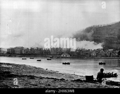 25th anniversaire de la traversée du Rhin : US Assault Craft traversant le Rhin à Saint Goer, site du célèbre rocher de Lorelei. 1 mars 1945. (Photo par Camera Press). Banque D'Images