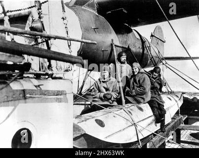 Le capitaine Sir Hubert Wilkins brassant le record de la deuxième expédition en Antarctique de Hearst-Wilkins. Ces photos exclusives prises par le capitaine Sir Hubert Wilkins à partir d'un dossier photographique inspirant de la deuxième expédition en Antarctique de Hearst-Wilkins, révélant davantage des secrets glacés de ce vaste continent polaire mystérieux et presque inaccessible. La base de l'expédition a été établie à l'île de tromperie, une vieille observation de la chasse à la baleine et la prise de photos. Les autres membres de l'expédition Banque D'Images