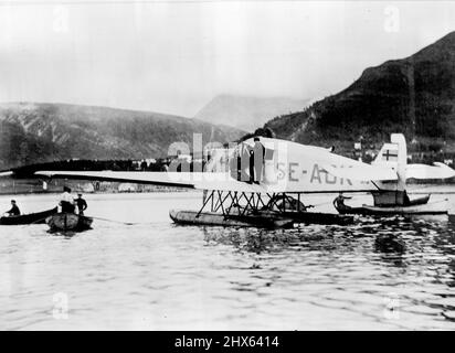 Andrew's Camp sur l'île Blanche - après trente-trois ans : avion Aftenposten situé au port de Tromso attendant de reprendre la route vers Oslo avec des photos du Bratvaag. 17 novembre 1930. (Photo par la presse associée). Banque D'Images