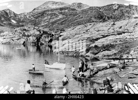 Expédition de la route aérienne de l'Arctique britannique : le bateau à moteur Kilalugkat, et plusieurs membres de l'expédition leurs Kyaks à la base. 22 septembre 1931. (Photo par British Arctic Air route Expedition Photograph). Banque D'Images