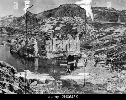 Expédition de la route aérienne de l'Arctique britannique : l'hydravion est lancé au fjord de la base après avoir été mis en place pour les ajustements des flotteurs. La photo montre la taille moyenne d'une 'plage'. 25 octobre 1930. (Photo par British Arctic Air route Expedition Photograph). Banque D'Images