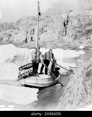 Expédition de la route aérienne de l'Arctique britannique : le bateau à moteur Kilalugkat. 22 septembre 1931. (Photo par British Arctic Air route Expedition Photograph). Banque D'Images