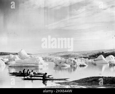 Expédition de la route aérienne de l'Arctique britannique : quatre Greenlanders sur le point de rentrer chez eux à Angmagssalik, le lendemain de l'assistance du bateau à moteur pour atteindre la base. 22 septembre 1931 (photo par British Arctic Air route Expedition Photograph). Banque D'Images