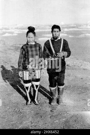 Expédition de la route aérienne de l'Arctique britannique: Eskimos rencontré par l'expédition sur leur chemin à la base. 11 novembre 1932. (Photo par British Arctic Air route Expedition Photograph). Banque D'Images