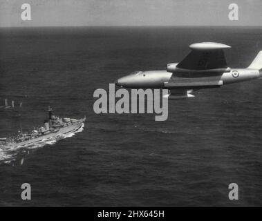 Première attaque au combat contre les bombardiers australiens de Canberra -- les portes de la bombe s'ouvrent alors qu'un bombardier à jet de Canberra se déporte à la hauteur de la tête de mât lors d'une attaque de bas niveau « Killer » contre le destroyer de R.A.N. Tobruk. Cette machine pilotée par Peter Raw un des pilotes de Londres à Christchurch a réclamé un mort. La photo a été prise à 250 miles à l'est de Mackay. 25 octobre 1954. (Photo par Courier-Mail). Banque D'Images