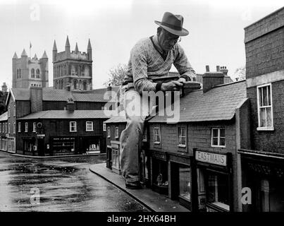 Lorsqu'il y a des travaux de réparation à faire à une cheminée à Wimbourne Village, Dorset, M. John 'Gulliver' Budden mélange le ciment et du pavé cuit sa jambe sur les toits et continue avec le travail - avec une lame de rasoir. L'explication est qu'il y a deux villages de Wimbourne à Dorset, l'un, plein-taille et avec une population de moins de 5 000 ans, l'autre une réplique exacte en miniature dont l'unique habitant est un chat errant. Le village modèle a pris deux hommes qui travaillaient à temps plein au cours de ces années t Banque D'Images