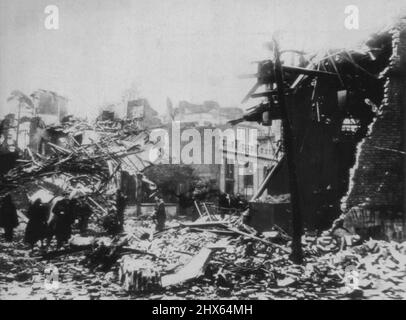 Blagé par RAF en RAID sur Paris Motor Works -- les sources de Vichy décrivent cela comme une vue des bâtiments naufragés après le raid aérien britannique sur l'usine renault près de Paris Mars 3. 15 avril 1942. (Photo par AP Wirephoto). Banque D'Images