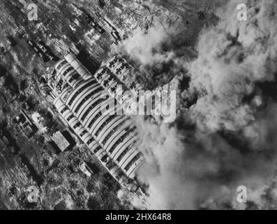 RAF Rips French Rail Yard -- de la fumée s'échappe des casernes de locomotives et des ateliers de réparation à la bombe lors d'un raid de la RAF sur les gares de Hirson dans le nord de la France. Les dommages causés aux voies menant aux granges sont visibles sur cette photographie britannique officielle. 29 avril 1944. (Photo par AP Wirephoto). Banque D'Images