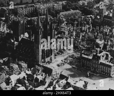 Célèbre bâtiment français qui a échappé aux dommages -- Coutances malgré des dommages importants à Countances, dans la zone où de lourds combats ont eu lieu avant la chute de Cherbourg, la cathédrale semble sensiblement intacte. Les fines tours et flèches occidentales contrastent efficacement avec la tour centrale octogonale inhabituelle. Bien que de nombreuses villes françaises aient subi de graves dommages en raison de l'action de l'ennemi et des alliés, de nombreuses églises célèbres et autres trésors architecturaux ont échappé intact, ou avec fe Banque D'Images