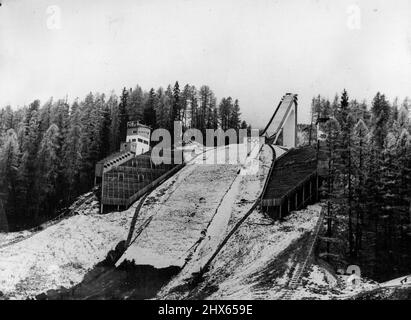 Pour les Jeux Olympiques d'hiver -- Une vue sur le saut à ski à Cortins de Ampezzo, dans les Dolomites dans le nord de l'Italie, où les événements des septième Jeux Olympiques d'hiver se tiendront de Jany à Feby. 08 novembre 1955. Banque D'Images