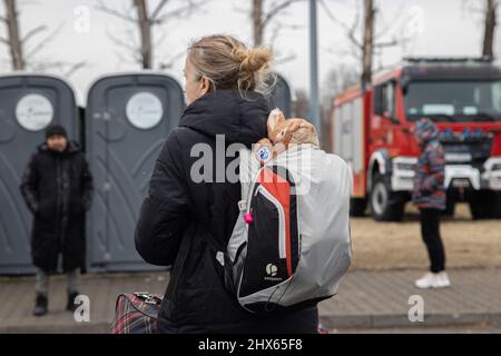 Przemysl, Pologne. 09th mars 2022. Un réfugié vu avec un jouet doux dans son sac à dos.Un centre temporaire d'accueil de réfugiés a été installé dans un ancien entrepôt de Tesco, à la périphérie de Przemy?l, pour abriter des centaines de milliers de réfugiés ukrainiens qui fuient par la frontière entre Medyka et Shehyni. Crédit : SOPA Images Limited/Alamy Live News Banque D'Images