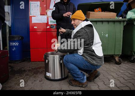 Przemysl, Pologne. 09th mars 2022. Un volontaire a été vu préparer des boissons chaudes pour les réfugiés d'arrivée.Un centre d'accueil temporaire pour les réfugiés a été installé dans un ancien entrepôt de Tesco à la périphérie de Przemy?l pour abriter des centaines de milliers de réfugiés ukrainiens qui fuient par la frontière entre Medyka et Shehyni. Crédit : SOPA Images Limited/Alamy Live News Banque D'Images