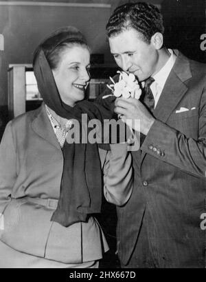 Mlle Diana Wynyard et M. Anthony Quayle qui sont arrivés hier à Sydney par avion d'Angleterre. Ce sont les stars de la Shakespeare Memorial Theatre Company de Stratford-on-Avon, qui fera une tournée de quatre mois en Australie. Mlle Diana Wynyard, l'actrice anglaise, a marqué un coup instantané avec son premier public quand elle a fait une brève apparition à l'aéroport Kingsford Smith, Mascot, aujourd'hui. 11 octobre 1949. Banque D'Images