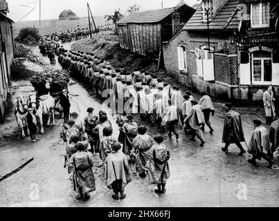 Avec les troupes britanniques en France -- liées au Front, jour après jour voit l'avance des troupes britanniques. Dans cette photo, vous voyez, entièrement équipé pour n'importe quel temps, les troupes avançant vers les lignes d'avance britannique. 5 novembre 1939. (Photo de Sport & General Press Agency, Limited). Banque D'Images