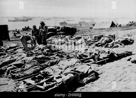 Les Marines américaines mortes se trouvent sur la plage d'Iwo Jima -- les Marines américaines tuées lorsque les forces américaines ont débarqué le 18 février 1945 se trouvent sur la plage de l'île d'Iwo, avant-poste militaire japonais à 750 miles (1 200 km) de Tokyo, capitale du Japon, Plus de 2 050 Marines américaines et plus de 12 800 Japonais ont été tués au cours des trois premières semaines de combats acharnés sur l'île volcanique, alors que les troupes japonaises étaient poussées vers la pointe la plus septentrionale. 4 avril 1945. (Photo de l'Office of War information Picture des États-Unis). Banque D'Images