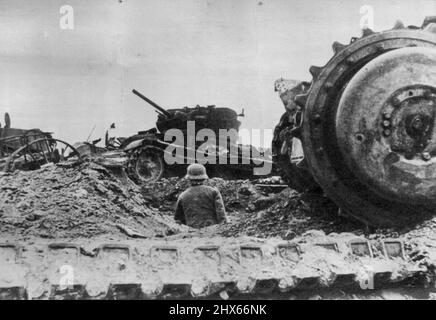 Équipement endommagé -- cette photo, reçue à Londres par des sources neutres, est décrite comme montrant un 'cimetière de réservoir' établi par les Allemands à Rzhev, point fort de l'axe sur le front central russe à l'ouest de Moscou. 7 janvier 1943. (Photo par AP Wirephoto). Banque D'Images