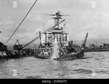 Battleship Californie s'élève à surface -- Le département de la Marine, en relatant l'étendue des opérations de récupération à Pearl Harbor, a révélé que, sur 19 navires coulés ou endommagés le 7 décembre 1941, seulement trois navires ont été radiés comme étant perdus et que plus de 50 pour cent des opérations de récupération ont été réalisées à partir de ces navires. Ce cliché illustre le pont principal du navire de guerre California Breaking Water. Elle a été coulé dans le raid de Jap sur Pearl Harbor, décembre 7. 24 mai 1943. (Photo de la Marine américaine officielle Phot Banque D'Images