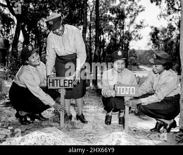 ***** exercice de vélo. De gauche à droite : second Lieutenants Beulah Baldwin (Cleveland, O.); Alberta S. Smith (Kansas City, Missouri) et Joan S. Hamilton (Kansas City, Mo). 8 janvier 1944. (Photo par US signal corps photo). Banque D'Images