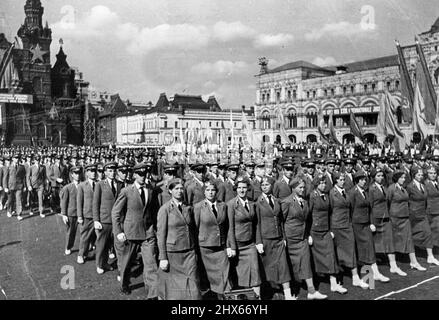 La XXIII Journée internationale de la jeunesse à Moscou -- le 12 septembre 1937, les jeunes de la capitale soviétique ont célébré triomphalement la XXIII Journée internationale de la jeunesse. Environ un million de jeunes patriotes, d'une génération de jeunes bâtisseurs libres de socialisme, pleins d'optimisme et sûrs de morrow, ont démontré leur force et leur pouvoir, leur dévouement au parti de Lénine-Staline et au gouvernement soviétique. 23 juin 1941. Banque D'Images