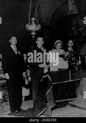 Les athlètes tchèques se sont Unis dans le mariage -- la mariée et le marié photographiés pendant la cérémonie de mariage octobre 24. Zatopek porte l'uniforme d'un lieutenant dans l'armée tchécoslovaque. Emil Zatopek, champion tchécoslovaque de 10 000 mètres, qui a remporté le titre olympique à Londres cette année, a été marié à Dana Ingrova, championne tchécoslovaque de la course de javelliste lors d'une cérémonie à Uherske Hradiste en Moravie le 24 octobre. La mariée et le marié sont nés le même jour de la même année, septembre 19. Banque D'Images