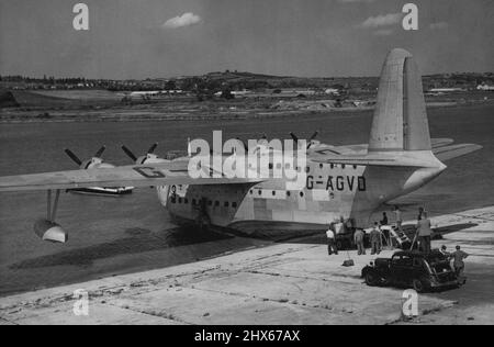 Lancement du plus grand bateau volant de Grande-Bretagne -- le plus grand bateau volant de Grande-Bretagne, le Sardo Shetland à quatre moteurs, a été lancé aujourd'hui à Rochester. L'avion, qui peut transporter 70 passagers avec un équipage de 11 personnes, a une vitesse maximale de 267 mi/h. Le bateau volant a une étendue d'aile de 150 pieds, une longueur de 110 pieds et un poids total de 130 000 livres. Il a une portée de 4 650 miles de croisière à une vitesse de 184 M.p.H., Et est une version civile du Shetland conçu pendant la guerre à des fins de service. Deux de Banque D'Images