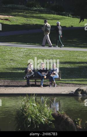 San Francisco, États-Unis. 8th mars 2022. Les gens visitent le jardin botanique de San Francisco pour profiter du printemps à San Francisco, aux États-Unis, le 8 mars 2022. Le jardin a ouvert au public gratuitement le mardi. Credit: Liu Yilin/Xinhua/Alay Live News Banque D'Images