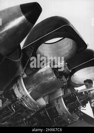 Le couvercle est hors Jet Power : première photo publiée des puissants moteurs à jet TG-180 (Allison J-35) de General Electric sur l'avion à six jets à grande vitesse Martin XB-48. Trois moteurs à réaction sont montés dans chaque aile du bombardier de l'Armée de l'Air, en cours d'essais en vol à la base aérienne Wright-Patterson, Dayton, Ohio, Le capot de deux des moteurs a été soulevé pour permettre l'inspection et donner une idée de la façon dont 11 000 livres de poussée est produite par chaque moteur. Le XB-48 pèse 102 600 livres et environ Banque D'Images