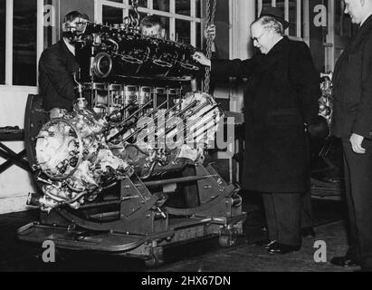 Le ministre de l'Air visite Aero Engine Works -- Sir Kingsley Wood en regardant l'assemblage de moteurs aérodynamiques pendant sa visite aux Rolls-Royce Works hier. Sir Kingsley Wood, le ministre de l'air, a rendu hier visite aux travaux de moteurs aérodynamiques Rolls-Royce à Derby. 12 octobre 1938. (Photo de Totopique Press). Banque D'Images