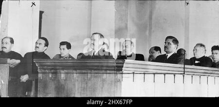 La première session du Soviet suprême de l'URSS -- de gauche à droite -- les députés L. Kaganovich, A. Mikoyan, N. Yezhov, V. Molotov, PakhoLiov, M. Kaganovich, V. Chunar, M. Litvinov et M. Berman lors d'une conférence du Soviet de l'Union le 13 janvier 1938. L'ouverture de la session du Soviet de l'Union du Soviet suprême de l'URSS a eu lieu le 12 janvier, à 4p M., dans le palais du Kremlin à Moscou. 01 janvier 1938. (Photo de Soyuzphoto). Banque D'Images