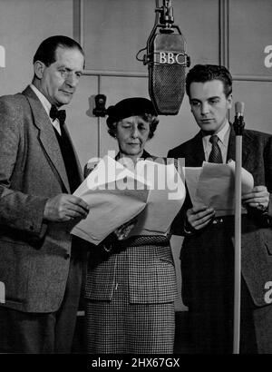 Radio Drama -- Laidman Browne, Gladys Young et David Peel diffusent dans une récente production de British Broadcasting Corporation de « All's Well that ends Well » de Shakespeare. Laidman Browne et Gladys Young, qui ont récemment quitté la BBC Drama Repertory Company dont ils étaient membres fondateurs, sont tous deux des « geordies », comme on appelle les natifs de Tyneside en Angleterre. Ils ont fait des milliers d'émissions au cours des vingt-cinq dernières années et les Britanniques ont à juste titre donné le terme Gladys Young, la première Dame de la radio. Banque D'Images