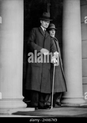 « L'Homme mystère de l'Europe » chez Monts Carlo Sir Basil Zaharoff (à droite) avec son garde du corps qui ne le quitte jamais, vu quitter l'Hôtel de Paris Monte Carlo. Parmi les nombreuses personnes bien connues qui visitent Monte Carlo, pour la saison des sports d'hiver, se trouve Sir Basil Zaharoff, le millionnaire financier, connu à l'American Arms Inquiry sous le nom de « l'homme de mystère de l'Europe ». 28 décembre 1934. (Photo de l'Associated Press Ltd.). Banque D'Images