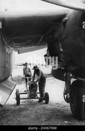 89D. Bombes AV. 26 novembre 1944. (Photo du Commonwealth of Australia Department of Air). Banque D'Images