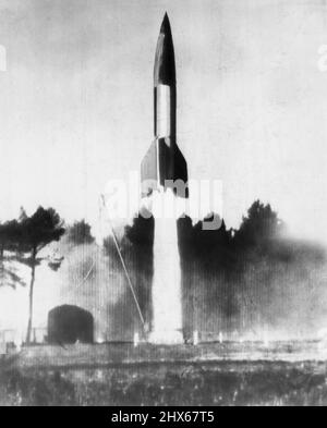 Nazi V-2 prend le décollage -- Un Allemand V-2 Rocket accélère à 40 pieds du sol. À Cuxhaven, en Allemagne, visant une cible à 150 miles de distance dans la mer du Nord. Le Rocket a été assemblé à partir de parties de roquettes tirées par les Allemands pendant la guerre. British a fait le test pour étudier efficacement la 'secret' allemande. 16 octobre 1945. (Photo par AP Wirephoto). Banque D'Images