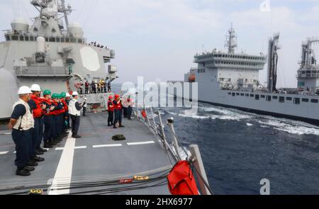 OCÉAN INDIEN (5 mars 2022) le compagnon 3rd de Gunner classe Ethan Larsen, de Riverside, en Californie, tire une ligne de tir du destroyer à missiles guidés de la classe Arleigh Burke USS Fitzgerald (DDG 62) au pétrolier de la classe Deepak SHAKTI (A57). Fitzgerald est en cours de déploiement prévu dans la zone d'exploitation de la flotte américaine 7th afin d'améliorer l'interopérabilité avec les alliances et les partenariats tout en servant de force d'intervention prête à l'emploi pour soutenir une région libre et ouverte d'Indo-Pacifique. (É.-U. Photo marine par Spécialiste des communications de masse 3rd classe CATIE Coyle) Banque D'Images