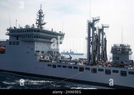 OCÉAN INDIEN (3 mars 2022) le destroyer de la classe Rajput INS Ranvir (D54) se brise après avoir effectué un réapprovisionnement en mer avec le pétrolier de la classe Deepak INS Shakti (A57) et le destroyer guidé de la classe Arleigh Burke USS Fitzgerald (DDG 62) pendant l'exercice Milan 2022. L'exercice Milan 2022 est un exercice multilatéral biennal organisé par la Marine indienne auquel les États-Unis participent pour la première fois. L’exercice de cette année est axé sur l’amélioration de l’interaction professionnelle entre les marines professionnelles et l’acquisition d’une expérience dans les opérations multilatérales de force en mer. (É.-U. Bleu marine photo par M Banque D'Images