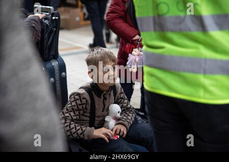 Przemysl, Pologne. 09th mars 2022. Un jeune réfugié vu à la gare de Przemy?l G?ówny.plus de 2 millions d'Ukrainiens ont fui leur pays vers l'Europe en raison de l'invasion russe, selon les derniers chiffres du Haut Commissariat des Nations Unies pour les réfugiés (HCR). La plupart de ces réfugiés ont décidé d'aller en Pologne car c'est le pays le plus proche de Lviv, en Ukraine. Crédit : SOPA Images Limited/Alamy Live News Banque D'Images